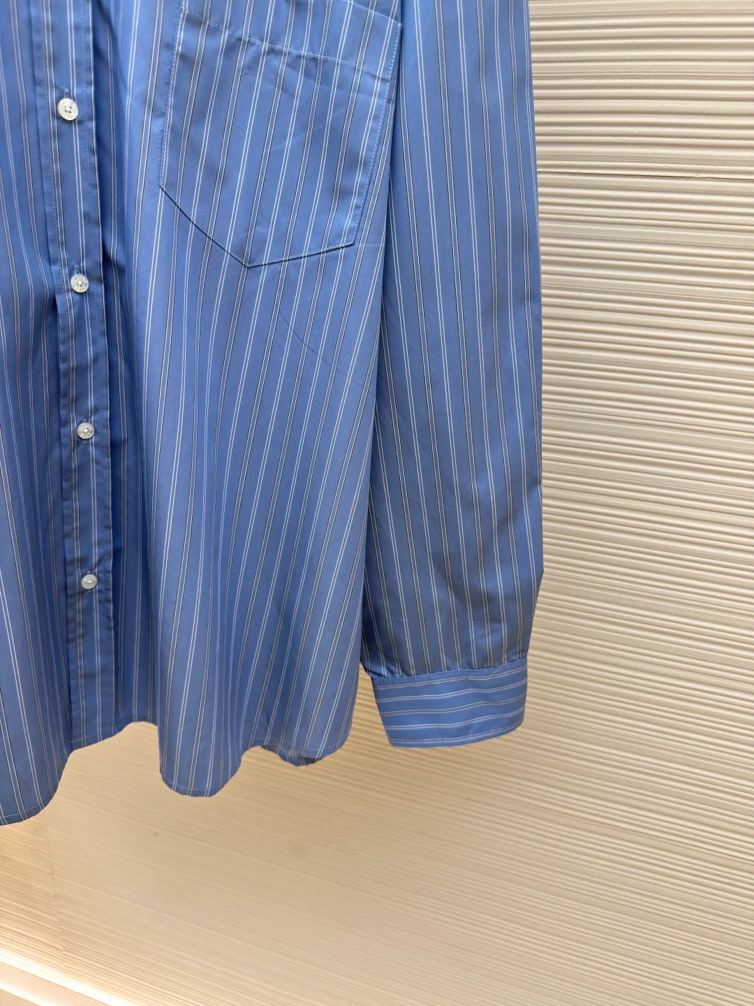 Acne Studios 1996 logo striped shirt ●Authentic product: 5500 purchase and development ●Item number: 1680333-B05 ●Fabric: Three-color soft light Tencel cotton rhyme woven striped fabric ●Technology: Positioning cutting machine ●Version: Fitted version ●Weight: about 315 grams ●Size: 44-46-48-50 ●Description: Customized three-color soft light Tencel cotton rhyme woven striped fabric with excellent texture and comfortable skin fit With classic blue as the main tone, it is dynamic and energetic, fresh and elegant. The distribution of black and white stripes is staggered, delicate and smooth. The Acne Studios1996 logo label is embellished on the back, carrying the origin and history of the brand, and pushing the retro atmosphere to a climax. The details reveal a sense of luxury, and the beauty of layers is all in the stripes. Infrared positioning cutting machine uses infrared emitters and infrared receivers to achieve precise positioning of materials. The accuracy can reach the micron level, thereby meeting the effect of high-precision cutting of plaid alignment. The middle heat transfer position uses advanced positioning tools to ensure the alignment marks on the clothing, and then professionally trims the heat transfer edges to achieve high-precision alignment. The overall wiring is straight and delicate, the fabric is comfortable and soft, and the color is consistent without color difference. It can be matched with the same style to create a fashionable look and control various occasions. Customized accessories, complete with three standards, same style for men and women!